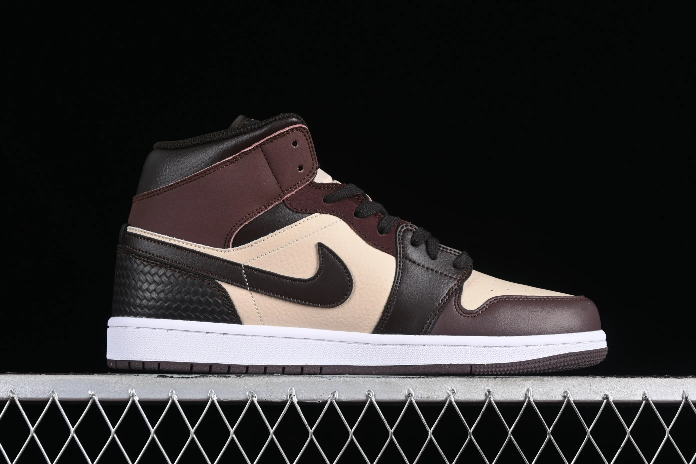 All Categories Air Jordan Jordan Series Basketball Shoes Air Jordan 1 Mid Air Jordan 1 Mid AJ1 Joe 1 Velvet Brown Zhongbang Basketball Shoes FZ4359-200